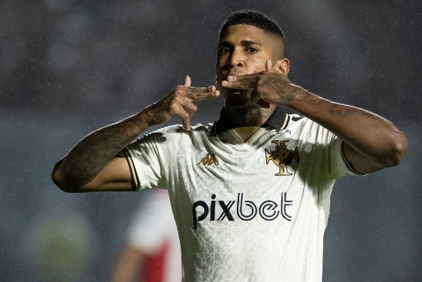 RJ - Rio de Janeiro - 16/09/2022 - BRASILEIRO B 2022, VASCO X NAUTICO - Raniel jogador do Vasco comemora seu gol durante partida contra o Nautico no estadio Sao Januario pelo campeonato Brasileiro B 2022. Foto: Jorge Rodrigues/AGIF