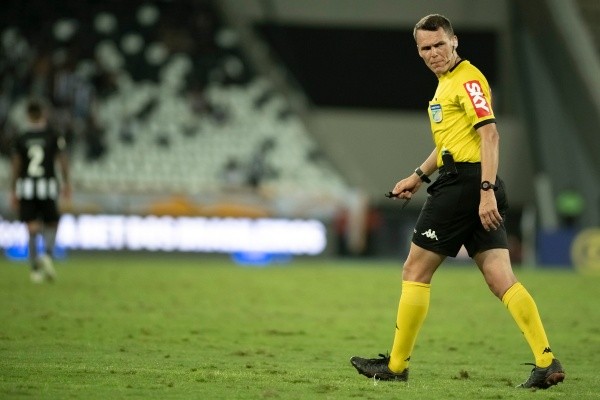 Foto: Jorge Rodrigues/AGIF -Arbitragem de Paulo César Zanovelli da Silva teve polêmica
