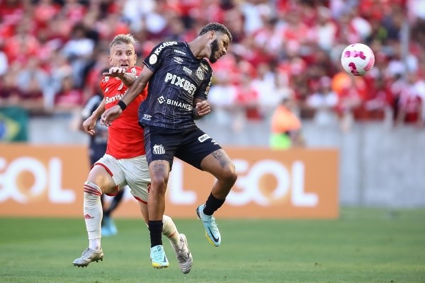 Foto: Pedro H. Tesch/AGIF – Nathan deve voltar à condição de titular do Santos contra o Flamengo