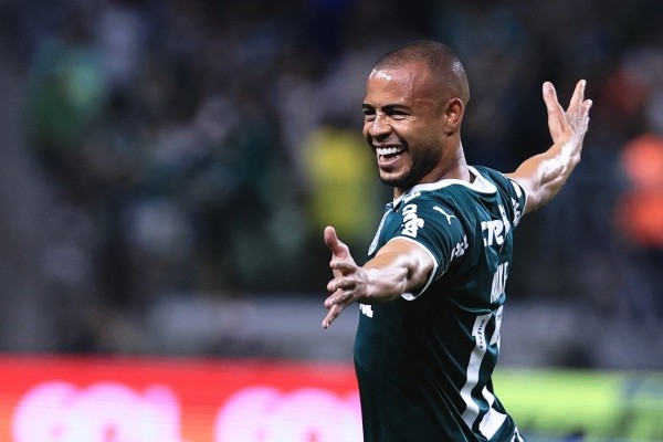 Foto: Ettore Chiereguini/AGIF – Mayke comemora seu gol na vitória do Palmeiras contra o Coritiba