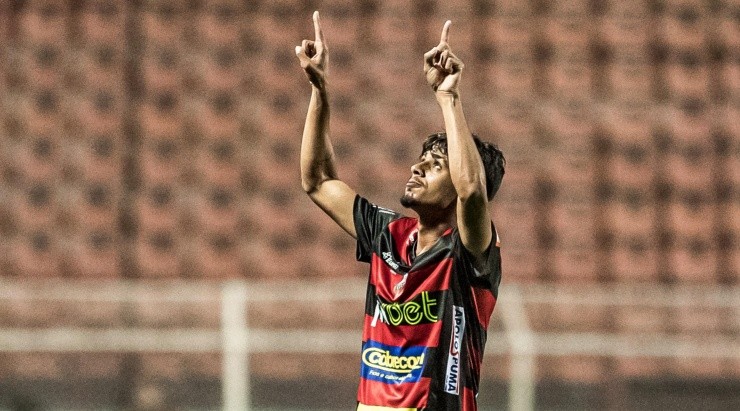 Foto: Diogo Reis/AGIF - Gabriel Barros comemorando gol contra o Guarani.