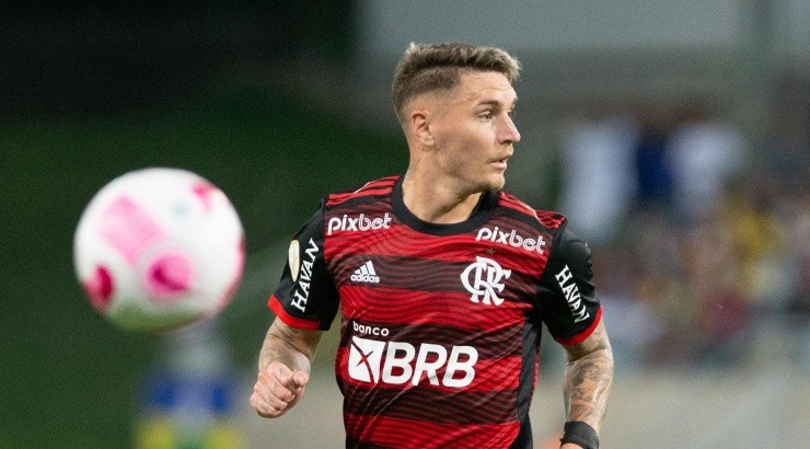 Foto: Gil Gomes/AGIF - Varela será o substituto natural de Rodinei.
