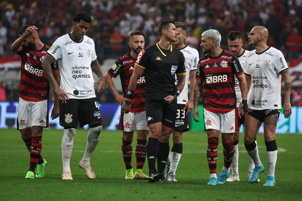 Agif/Marcello Zambrana – Árbitros tiveram que trabalhar muito nos clássicos