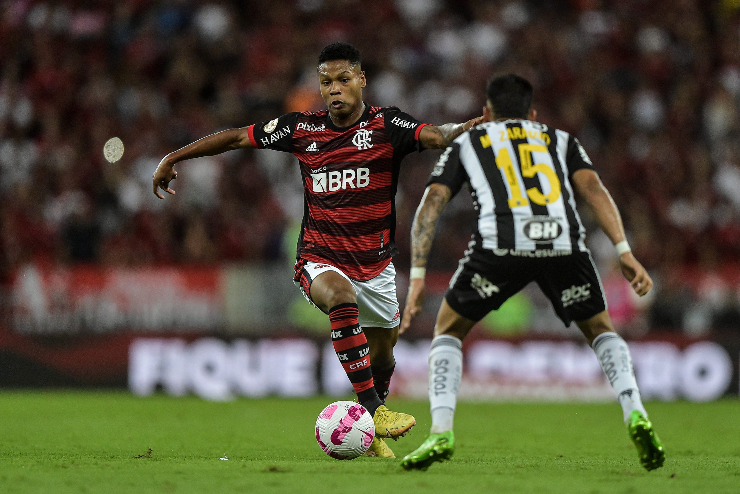 Foto: Thiago Ribeiro/AGIF – Matheus França em ação pelo Flamengo durante jogo do Campeonato Brasileiro