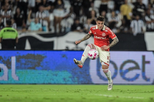 Foto: Thiago Ribeiro/AGIF – Ex-alvo do Santos, Bustos é hoje titular absoluto de Mano Menezes no Internacional
