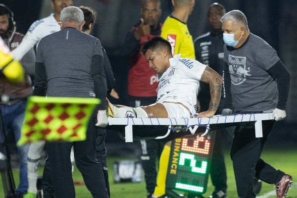 Foto: Diogo Reis/AGIF – Marcos Leonardo deixa o campo lesionado após entrada dura de Natan, do Bragantino