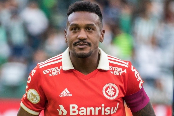 Foto: Robson Mafra/AGIF – Edenilson está em ritmo de saída do Beira-Rio e Santos tentará sua contratação para 2023