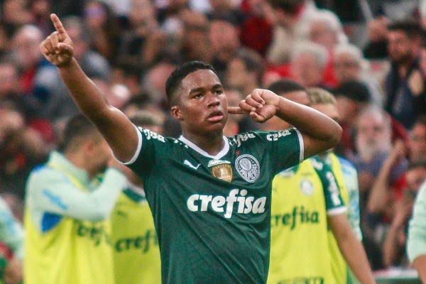 Foto: Gabriel Machado/AGIF – Endrick comemora um dos seus gols do Palmeiras diante do Athletico-PR
