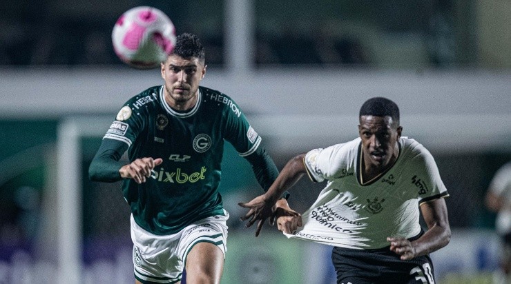 Foto: Heber Gomes/AGIF - Robert disputando bola com Pedro Raul.