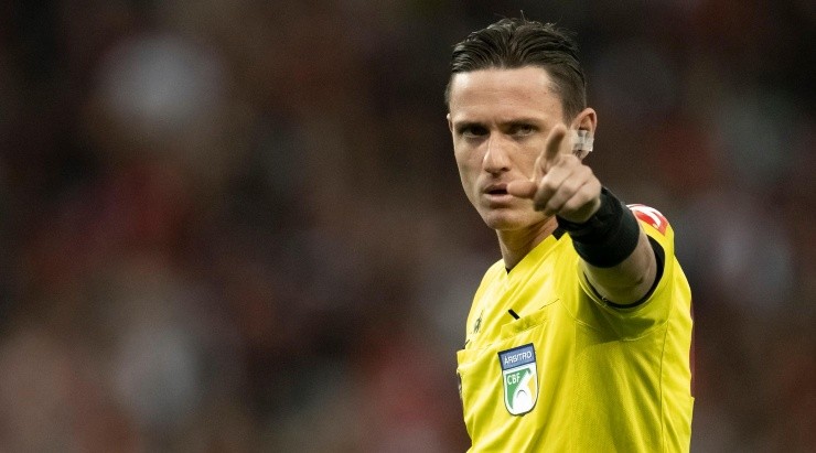 Foto: Jorge Rodrigues/AGIF - Árbitro não marcou a penalidade e o VAR concordou com a decisão.
