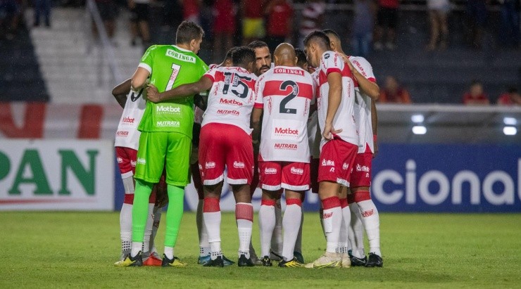Celio Junior/AGIF – Jogadores do CRB reunidos antes da partida