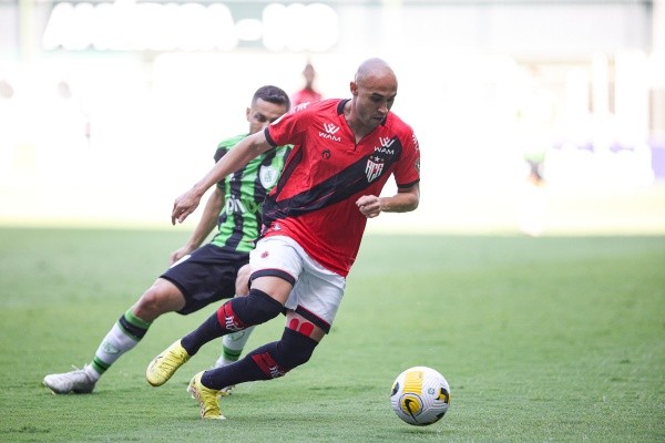 Foto: Gilson Junio/AGIF – Dudu, do Atlético-GO, era alvo de Odair Hellmann, mas Santos parece ter perdido batalha