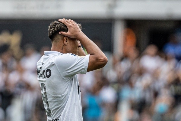 Foto: Raul Baretta/AGIF – Marcos Leonardo lamenta em jogo do Santos