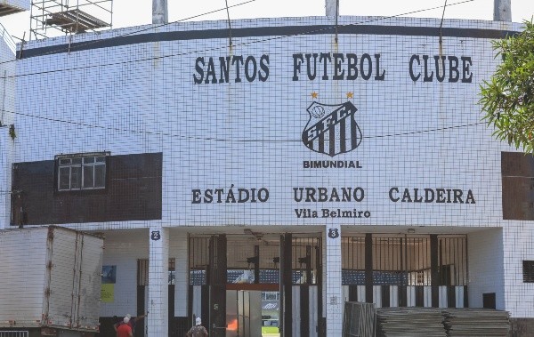 Foto: Fernanda Luz/AGIF – Estádio da Vila Belmiro já se prepara para receber velório de Pelé na segunda (2)
