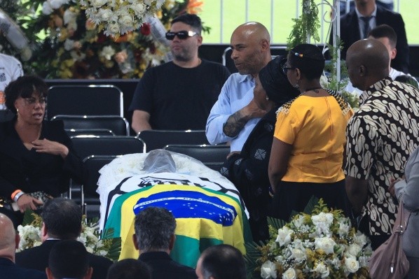 Foto: Ettore Chiereguini/AGIF – Corpo de Pelé foi homenageado na Vila Belmiro na última semana