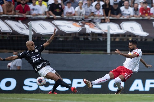 Foto: Diogo Reis/AGIF – Matheus Fernandes disputa lance com Fábio Santos