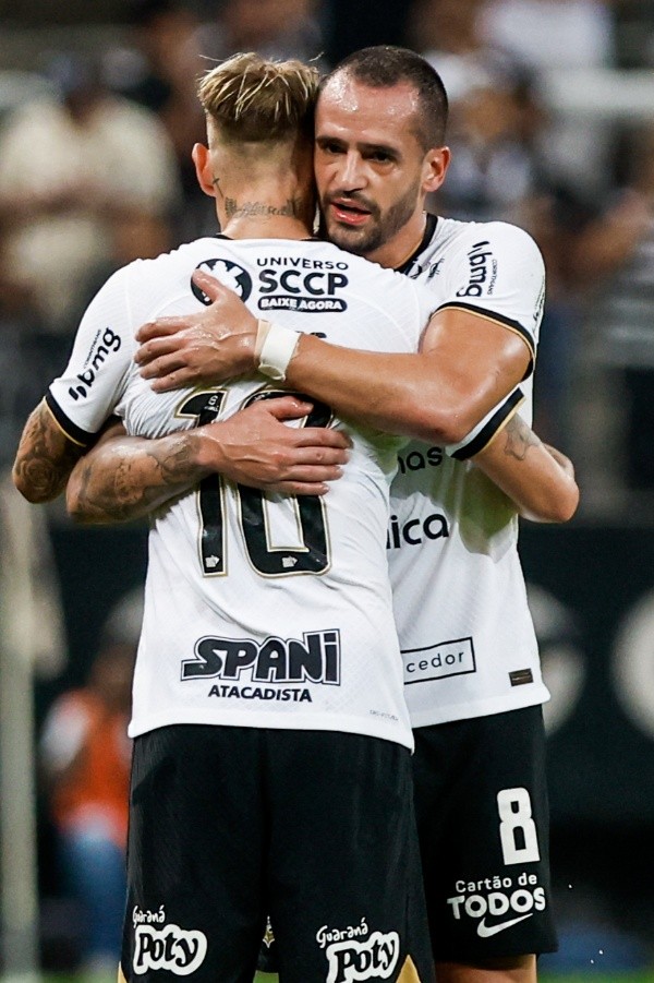 Foto: Marcello Zambrana/AGIF – Róger Guedes e Renato Augusto
