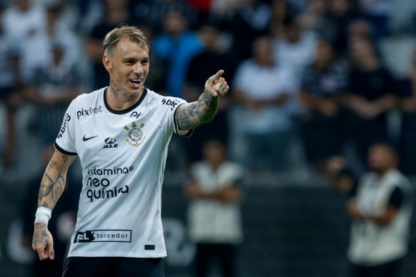 Agif/Marcello Zambrana – Róger Guedes anotou dois na vitória