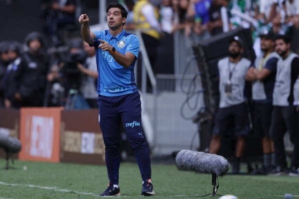 Foto: Ettore Chiereguini/AGIF – Abel chutaria microfone à beira do gramado do Mané Garrincha em Palmeiras x Flamengo
