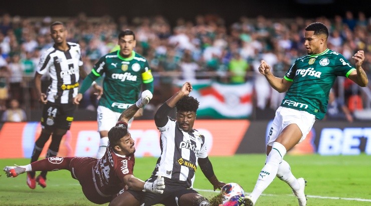 Foto: Marcello Zambrana/AGIF - Murilo em ação no clássico contra o Santos.