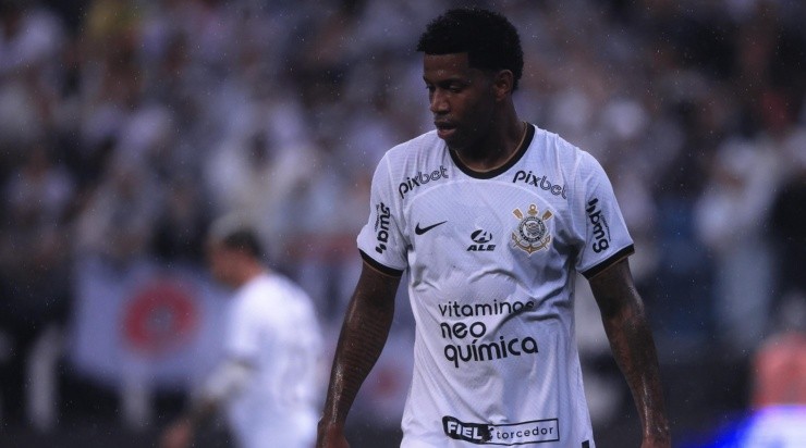 Foto: Ettore Chiereguini/AGIF - Gil formará a dupla de zaga com Caetano