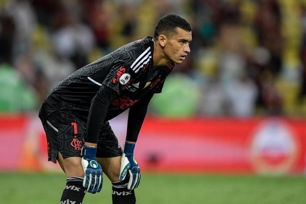 Foto: Thiago Ribeiro/AGIF – Goleiro Santos tem sido alvo de críticas no Flamengo
