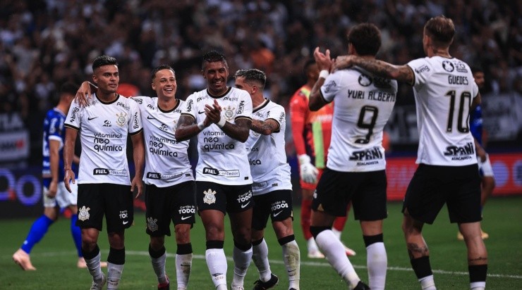 Foto: Ettore Chiereguini/AGIF - Elenco do Alvinegro comemorando um dos gols marcados dentro de casa. 