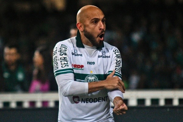 Foto: Gabriel Machado/AGIF – Régis, do Coritiba, tem conversas com vários clubes da Série A, entre eles o Santos