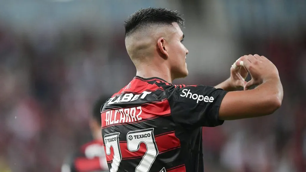 Alcaraz comemorando após gol marcado contra o Sampaio Corrêa. Foto: Thiago Ribeiro/AGIF