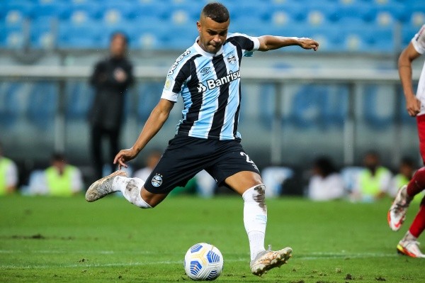 Foto:Pedro H. Tesch/AGIF – Mesmo com contrato até 2023, Alisson dificilmente permanecerá no Grêmio. Atacante foi oferecido ao Santos