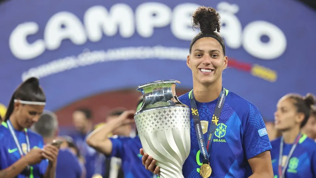 Amanda Gutierres com troféu da Copa América Feminina 2025