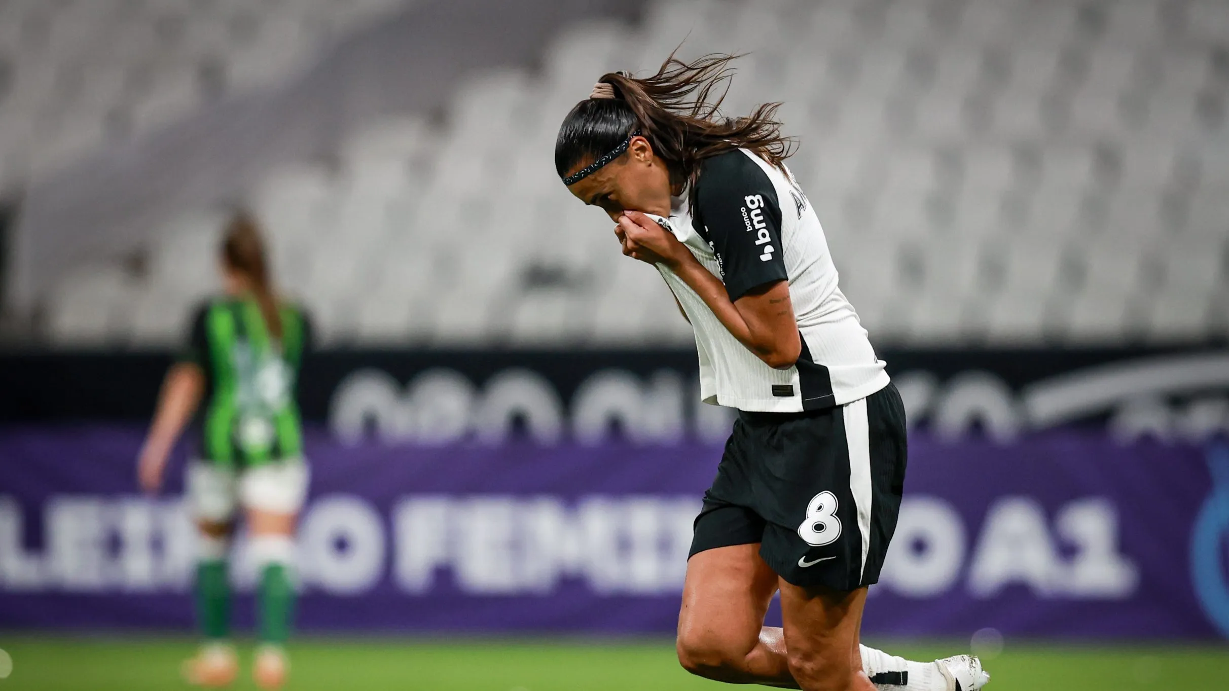 Andressa, jogadora do Corinthians, comemora gol
