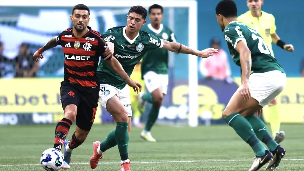 Emiliano martinez jogador do Palmeiras disputa lance com De Arrascaeta jogador do Flamengo durante partida no estadio Arena Allianz Parque pelo campeonato Brasileiro A 2025. Foto: Marcello Zambrana/AGIF