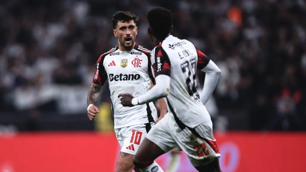De Arrascaeta jogador do Flamengo comemora seu gol durante partida contra o Corinthians no estadio Arena Corinthians pelo campeonato Brasileiro A 2025. Foto: Ettore Chiereguini/AGIF