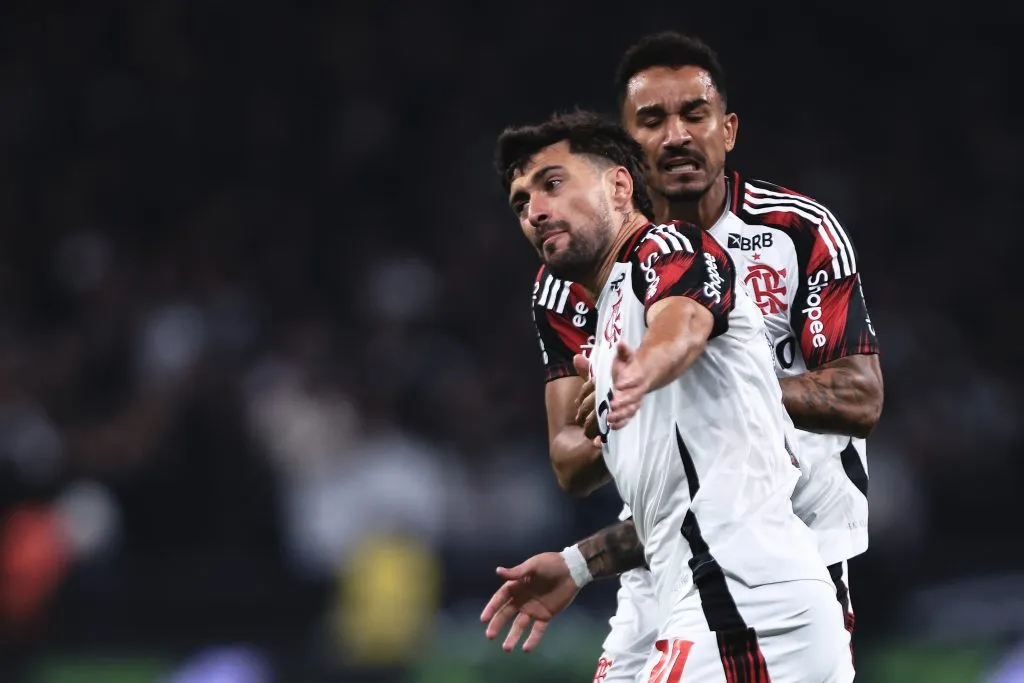 Arrascaeta comemora seu gol pelo Flamengo na partida contra o Corinthians. Foto: Ettore Chiereguini/AGIF