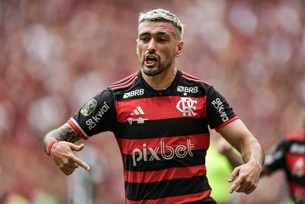 Arrascaeta, do Flamengo, comemora seu gol durante partida contra o Atlético-MG no Maracanã, pela Copa Do Brasil 2024. Foto: Thiago Ribeiro / AGIF