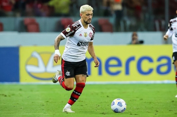 Pedro H. Tesch/AGIF- Meia uruguaio em ação pela equipe rubro-negra no Brasileirão