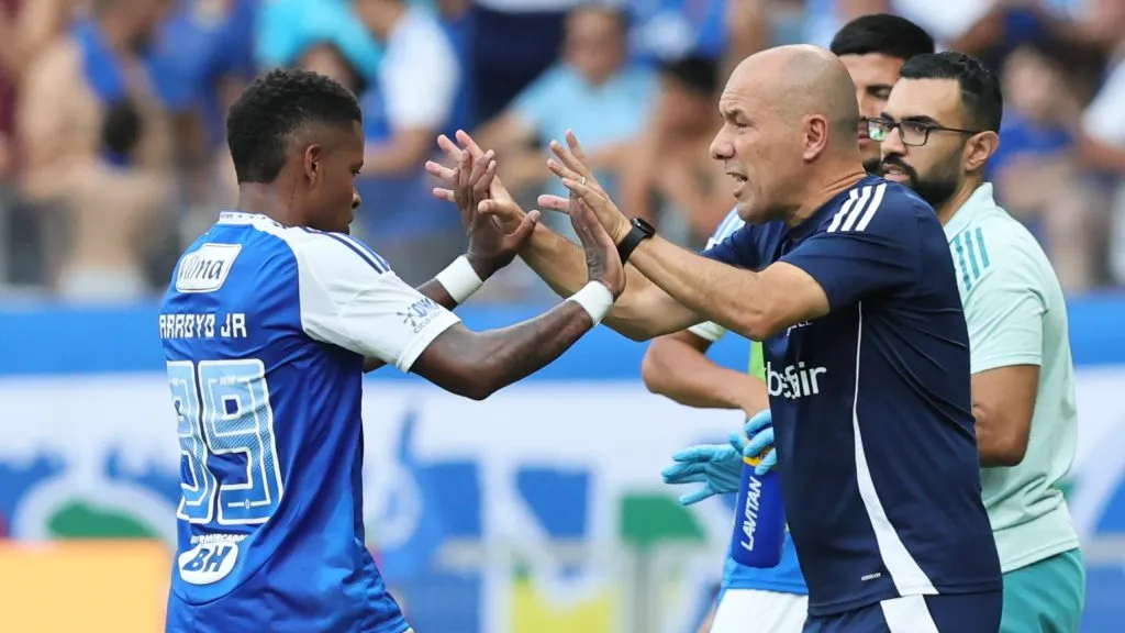 Arroyo jogador do Cruzeiro comemora seu gol durante partida contra o Vitoria no estadio Mineirao pelo campeonato Brasileiro A 2025. Foto: Gilson Lobo/AGIF
