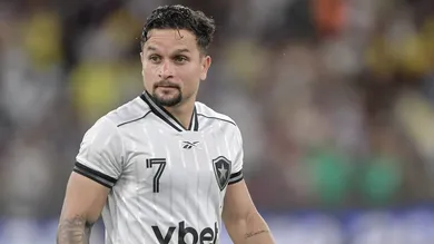 Artur com a camisa do Botafogo.