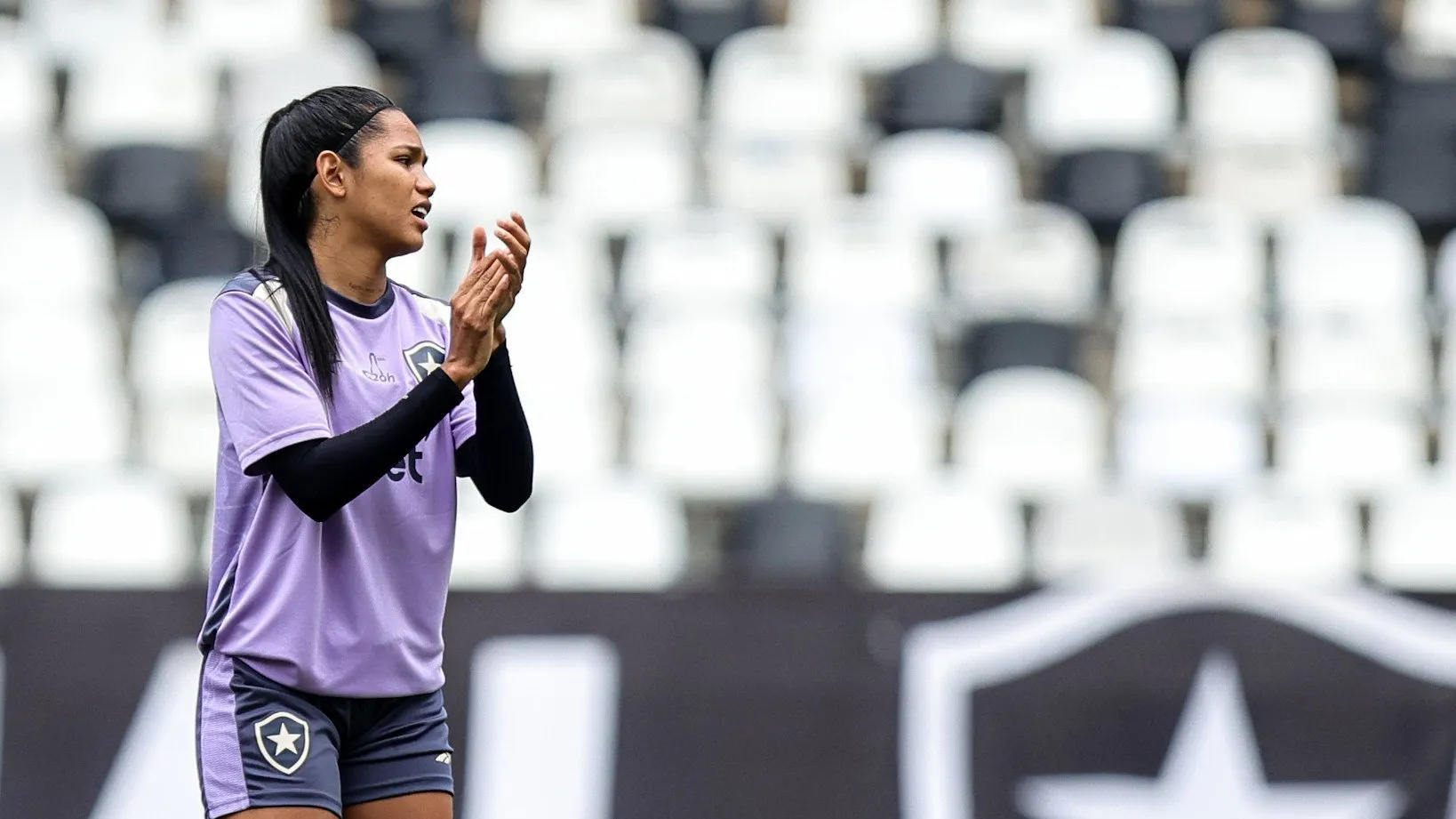 Jogadora do Botafogo durante treino no Nilton Santos