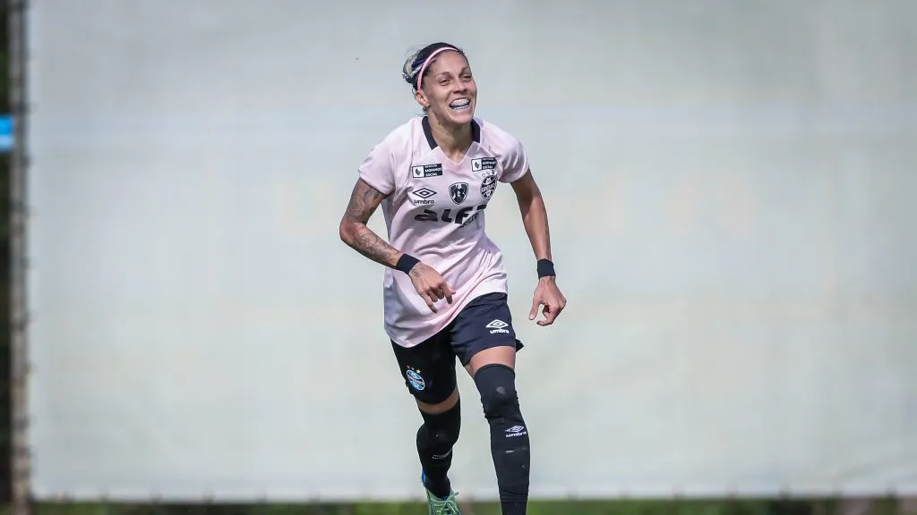 Jogadora do Grêmio em campo pela última rodada do Campeonato Gaúcho Feminino