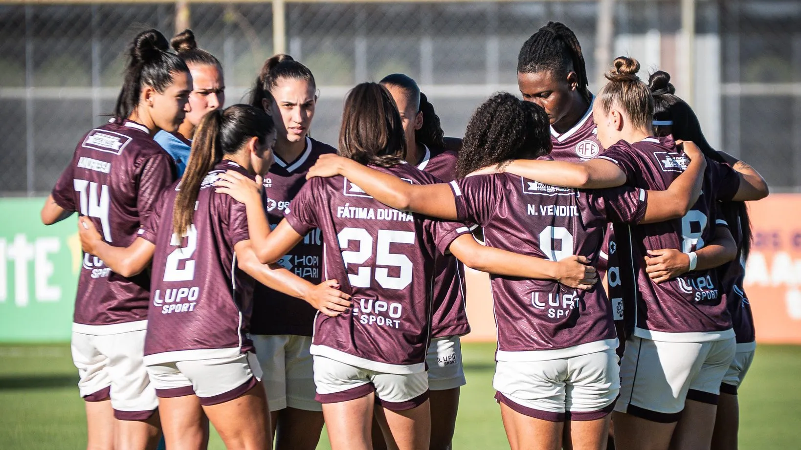 Jogadoras da Ferroviária em campo