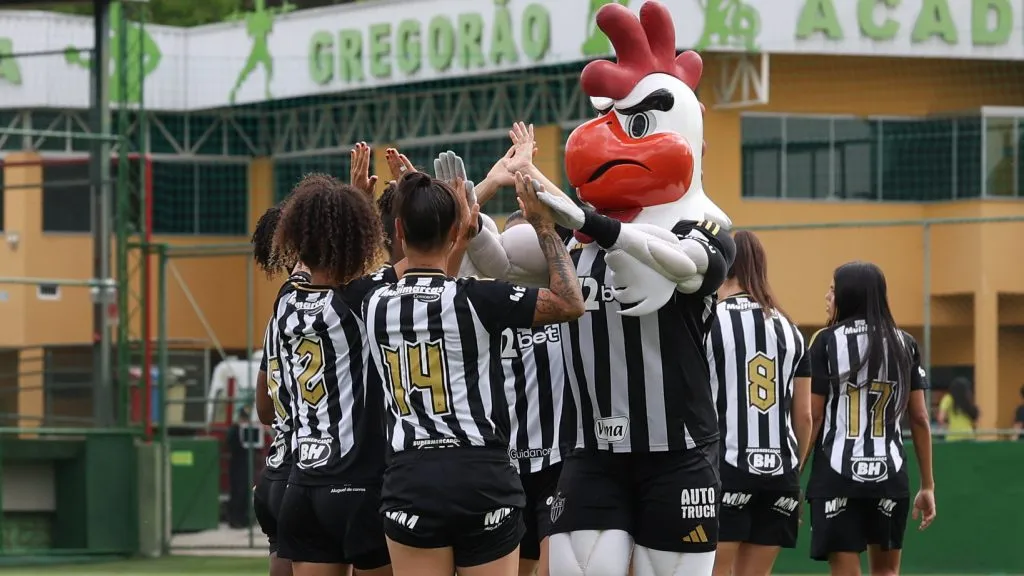 Elenco feminino do Atlético-MG em campo