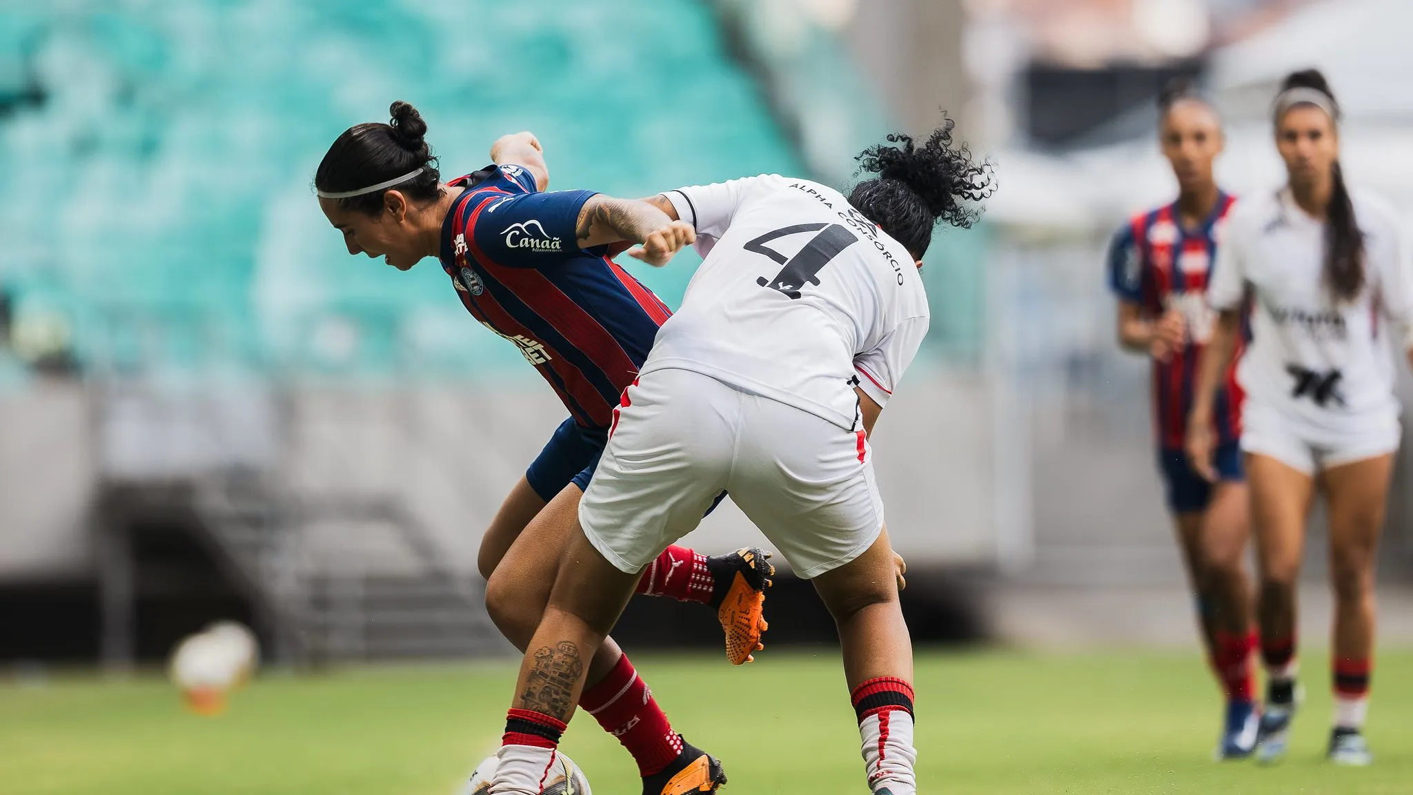 Jogadoras do Bahia e Vitória em campo no Baiano Feminino