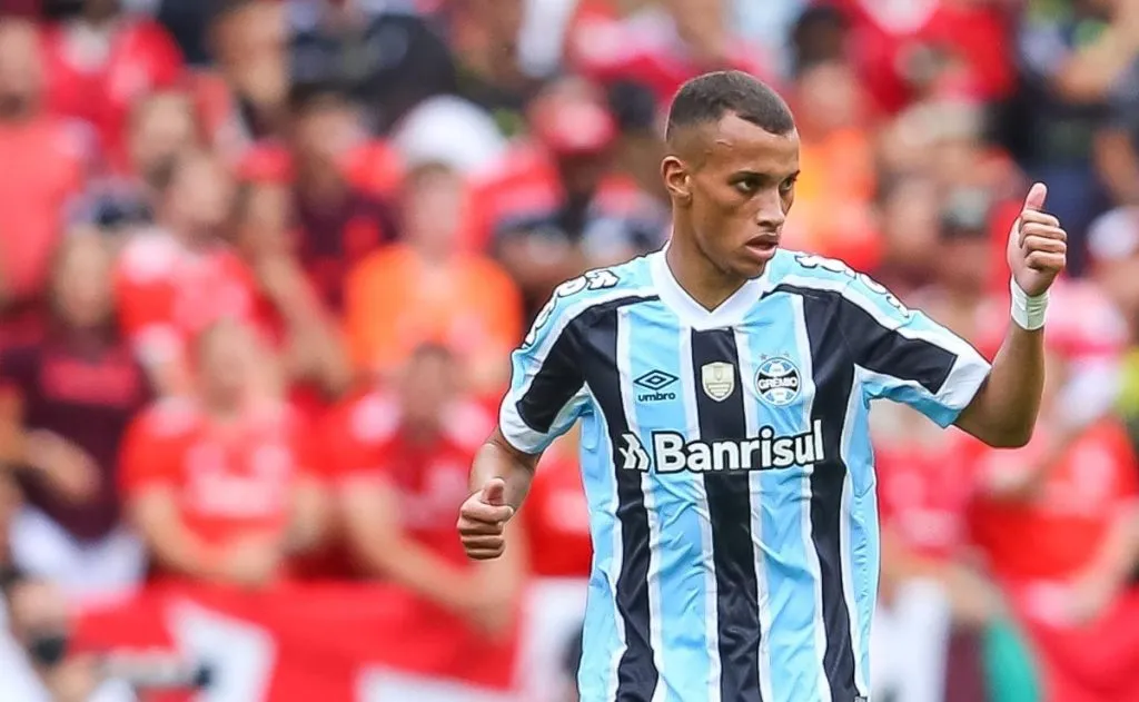 Bitello careca e jovem com camisa do Grêmio - Foto: Pedro H. Tesch/AGIF