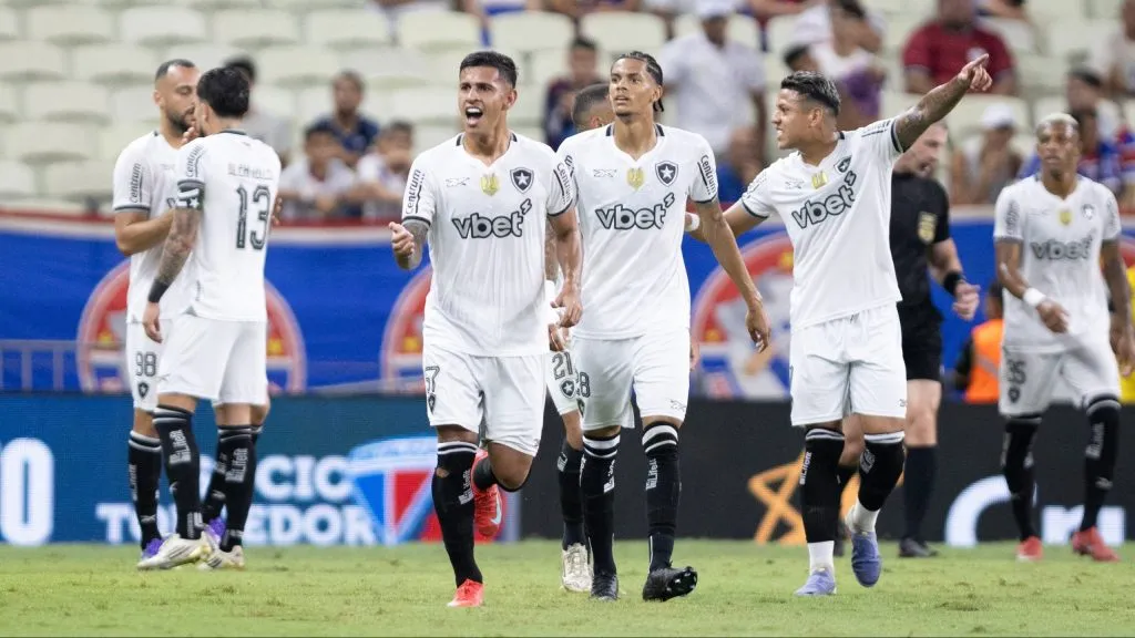 David Ricardo  jogador do Botafogo comemora seu gol durante partida contra o Fortaleza no estadio Arena Castelao pelo campeonato Brasileiro A 2025. Foto: Baggio Rodrigues/AGIF