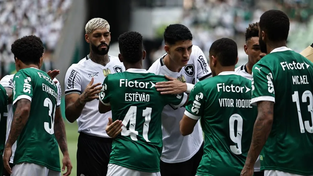 Jogadores se cumprimentam apos execucao do hino nacional antes da partida contra o Botafogo no estadio Arena Allianz Parque pelo campeonato Brasileiro A 2025. Foto: Fabio Giannelli/AGIF