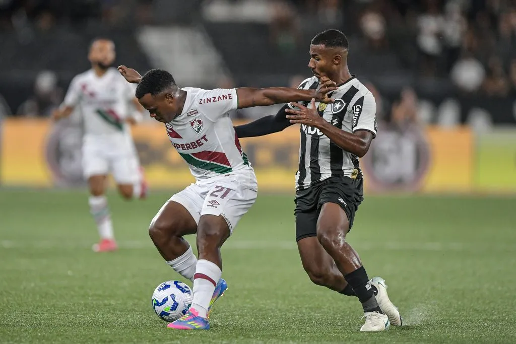 Cuiabano jogador do Botafogo disputa lance com Arias jogador do Fluminense durante partida no estadio Engenhao pelo campeonato Brasileiro A 2025. Foto: Thiago Ribeiro/AGIF
