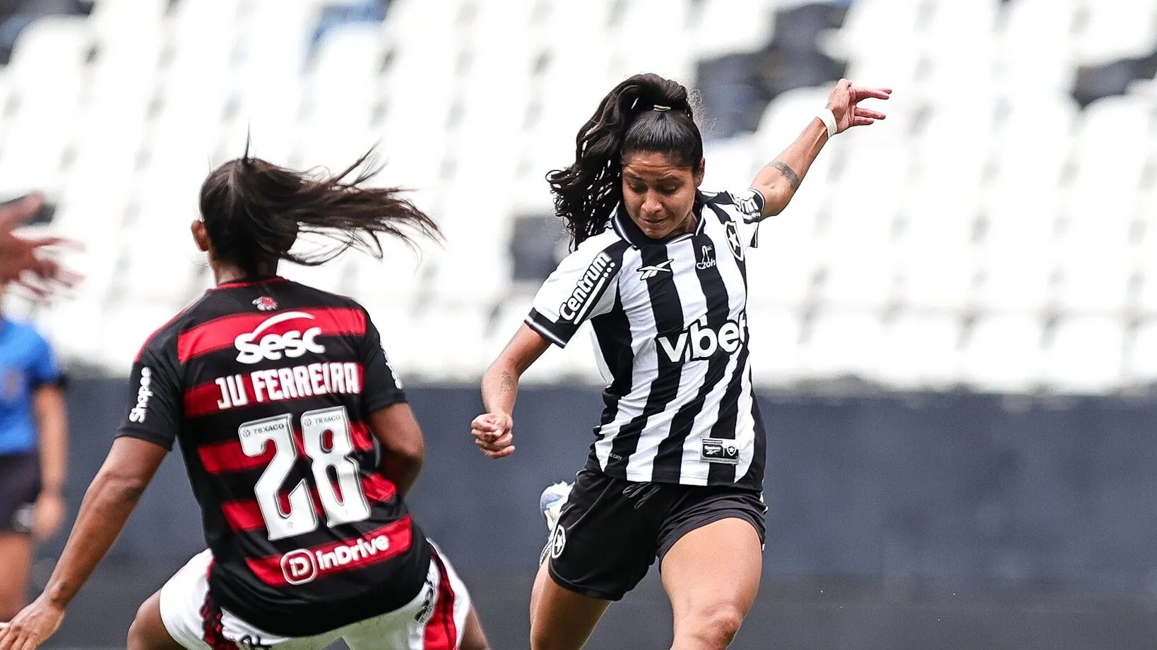 Jogadoras do Botafogo e Flamengo no Carioca Feminino