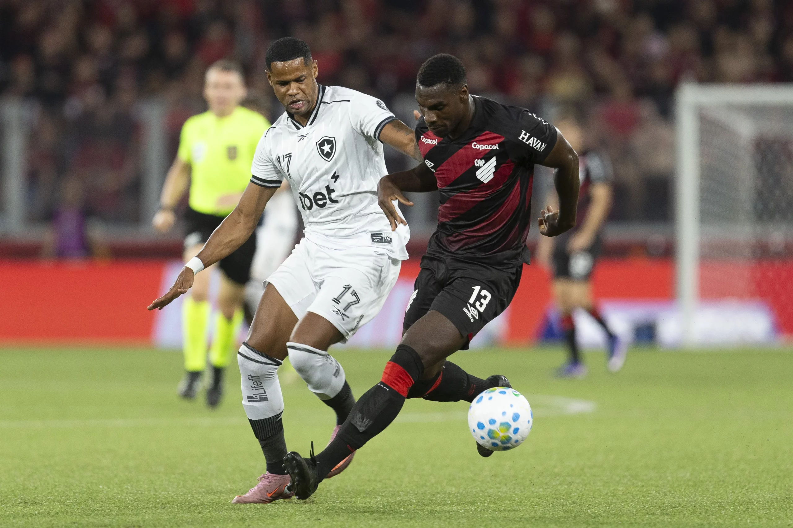 Botafogo foi goleado pelo Athletico-PR na última partida. Foto: Hedeson Alves/AGIF